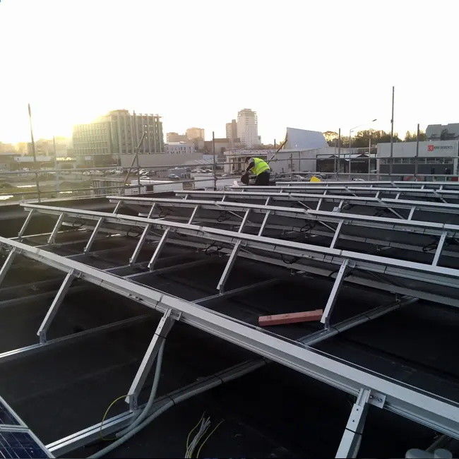Montage-systeem voor zonnepanelen van legeringsstaal voor installaties op platte daken en op de grond