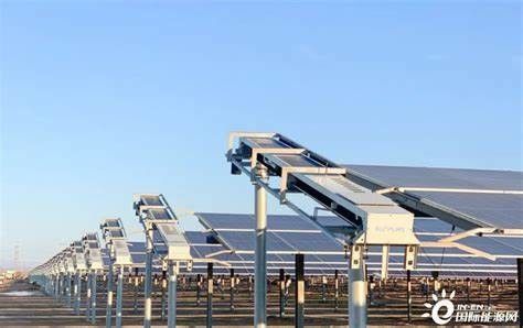 Geïmporteerd fotovoltaïsch tracking-systeem met één as uit een Chinese fabriek + zelfreinigend systeem voor fotovoltaïsche panelen