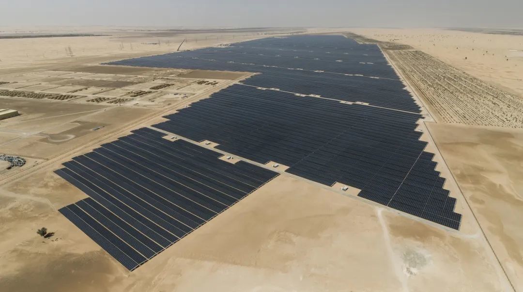 Geïmporteerd fotovoltaïsch tracking-systeem met één as uit een Chinese fabriek + zelfreinigend systeem voor fotovoltaïsche panelen