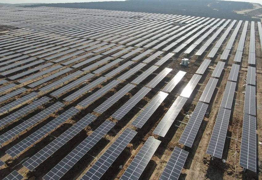 Geïmporteerd fotovoltaïsch tracking-systeem met één as uit een Chinese fabriek + zelfreinigend systeem voor fotovoltaïsche panelen