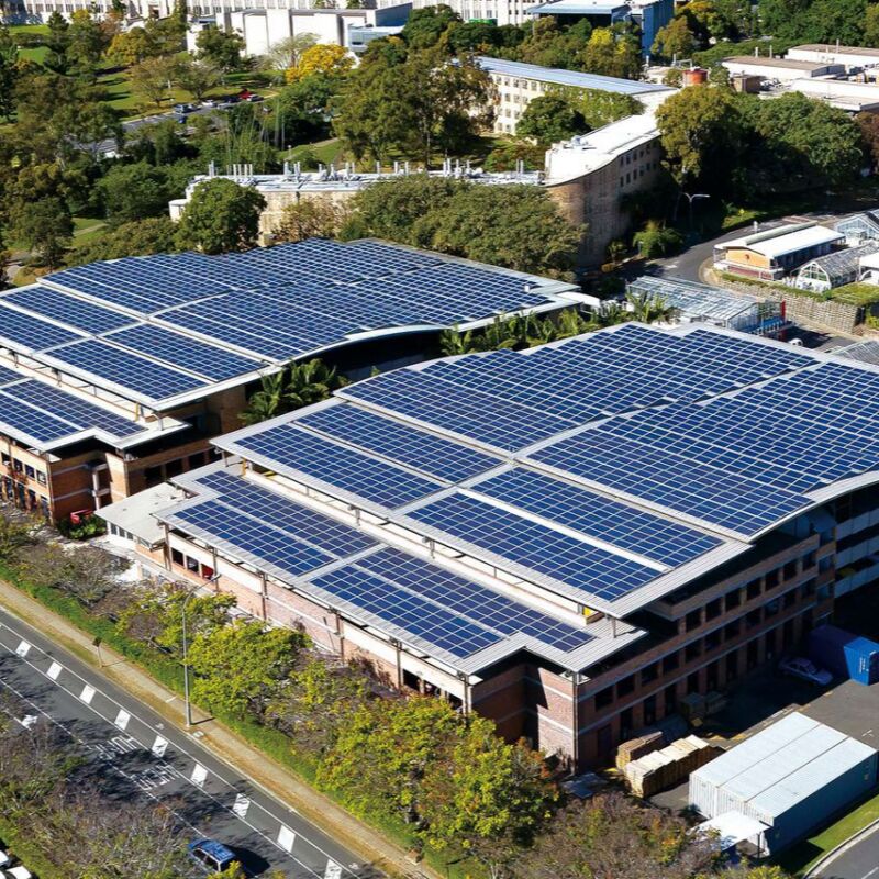 Zonnepaneel dakmontagebeugels ontworpen voor metalen daken die duurzame ondersteuning bieden en eenvoudige installatie, waardoor tijd en kosten worden bespaard.