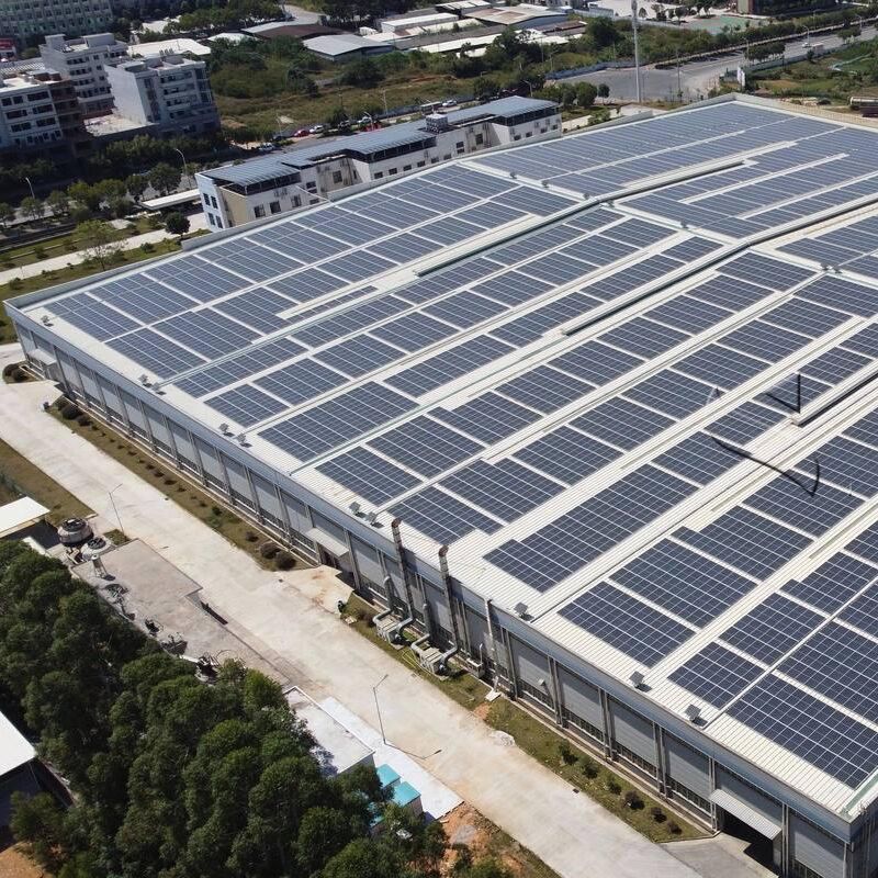 Zonnepaneel dakmontagebeugels compatibel met verschillende soorten zonnepanelen die installatie op metalen daken garanderen